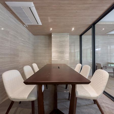 Ramada By Wyndham Bangkok Ten Ekamai Residences 외부 사진