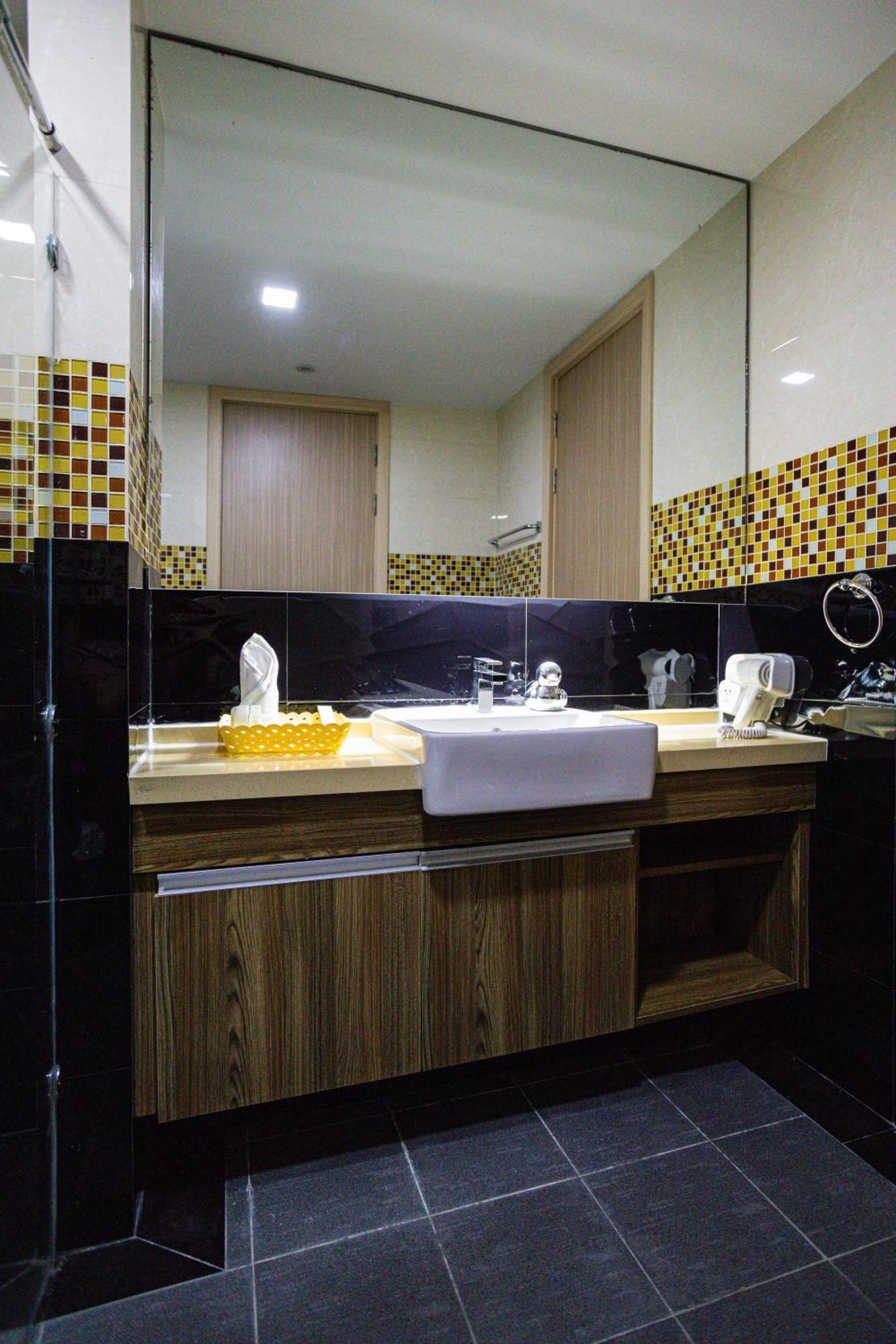 Ramada By Wyndham Bangkok Ten Ekamai Residences 외부 사진