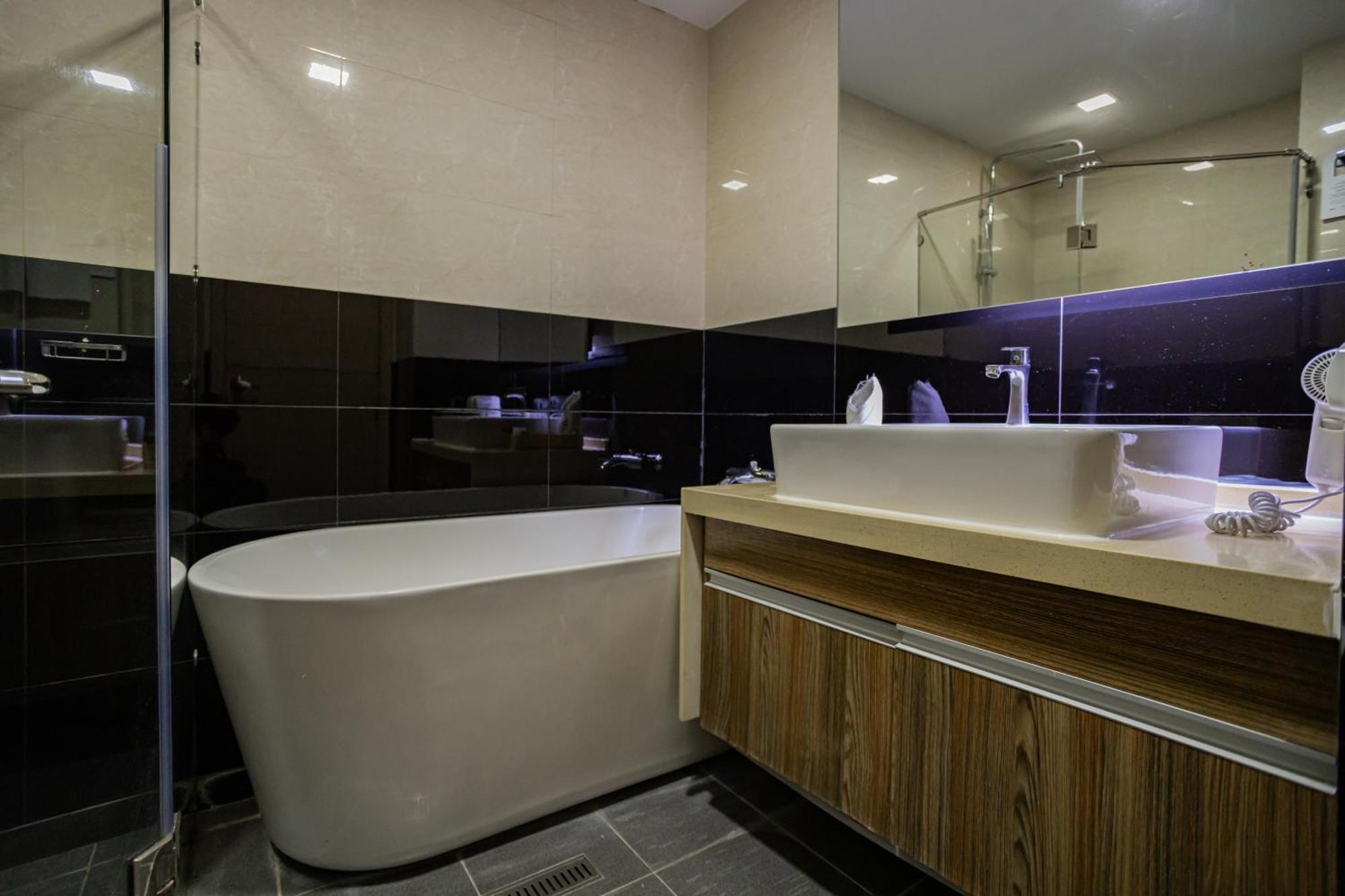 Ramada By Wyndham Bangkok Ten Ekamai Residences 외부 사진