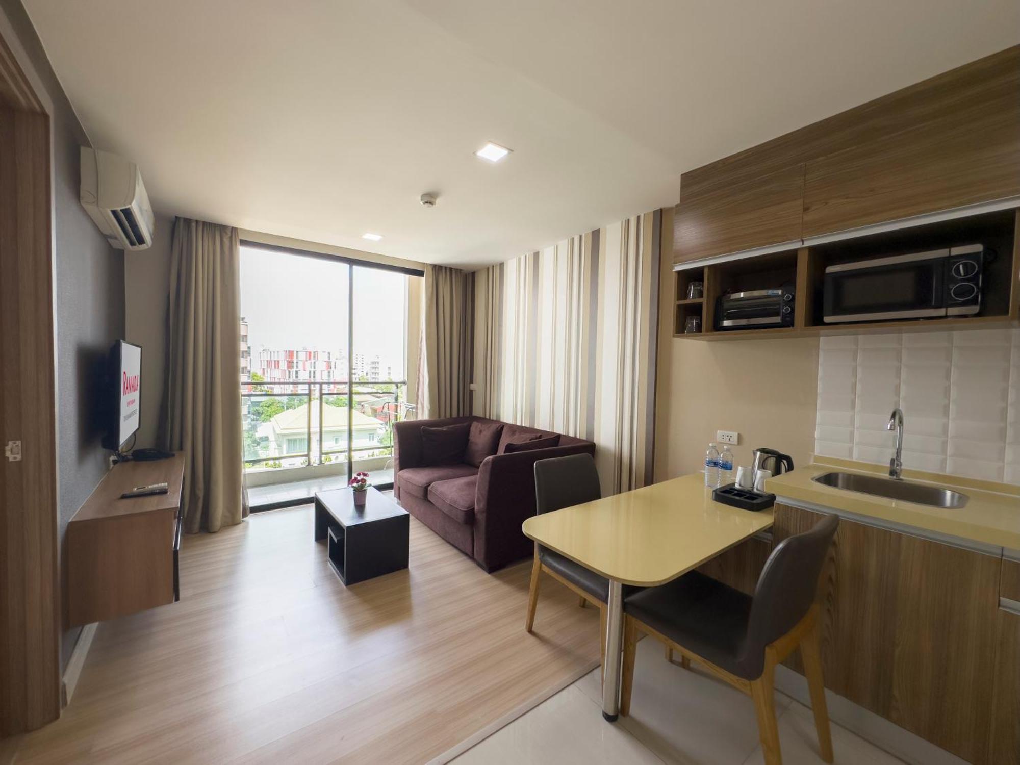 Ramada By Wyndham Bangkok Ten Ekamai Residences 외부 사진
