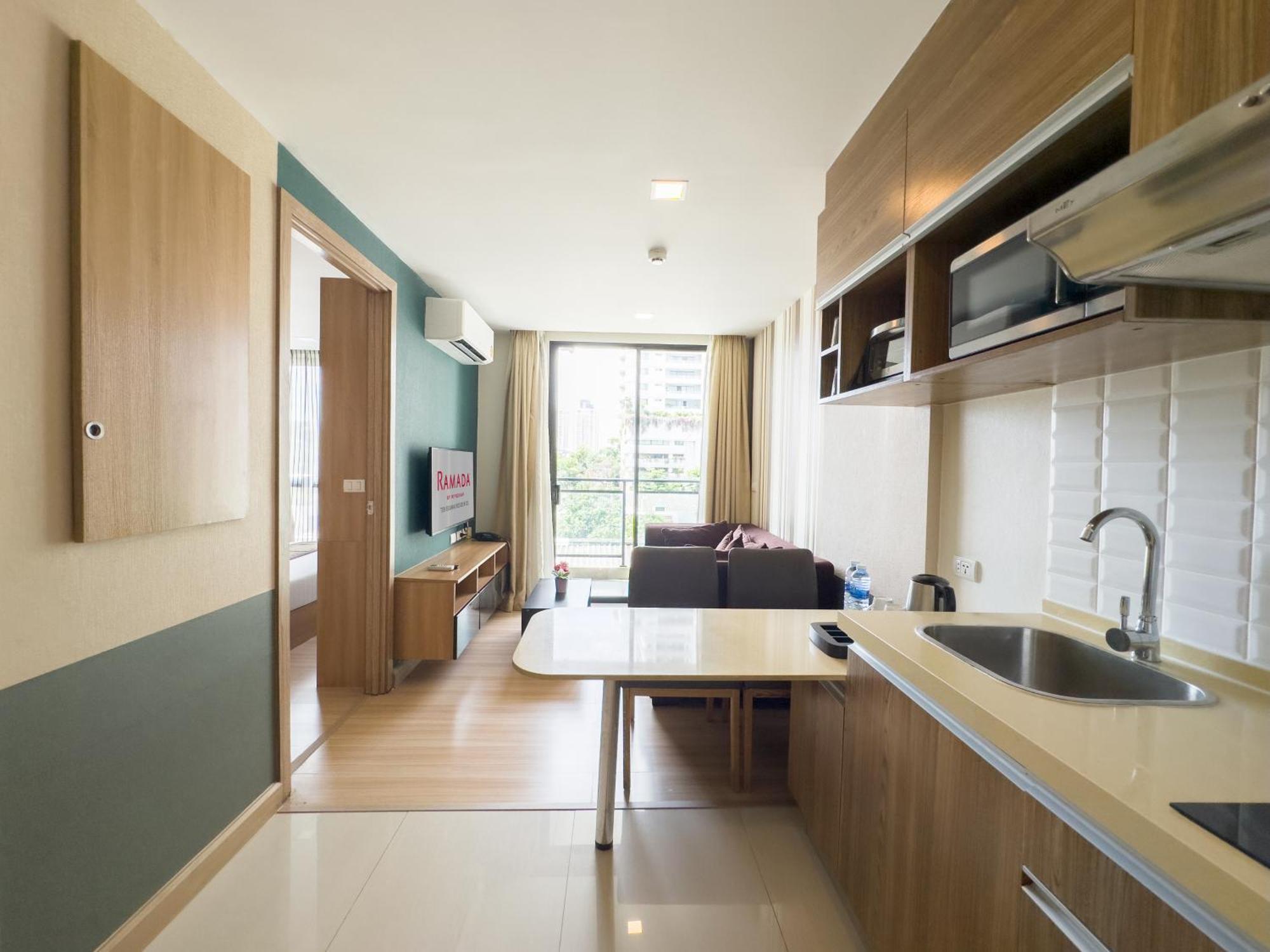 Ramada By Wyndham Bangkok Ten Ekamai Residences 외부 사진
