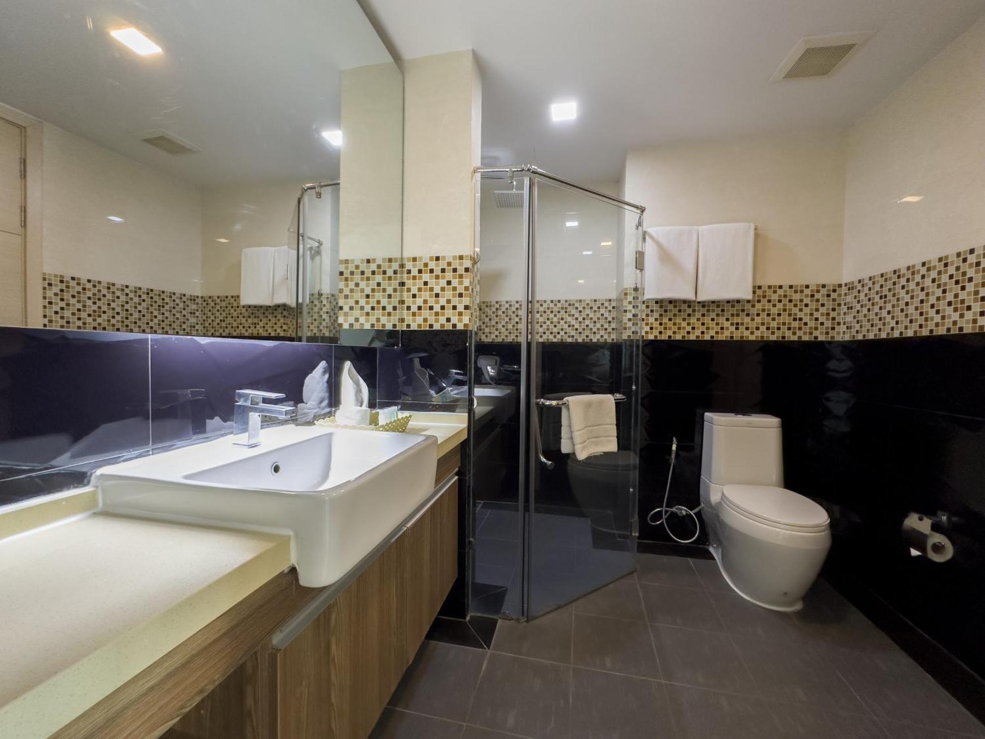 Ramada By Wyndham Bangkok Ten Ekamai Residences 외부 사진